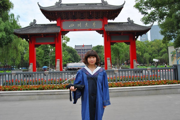 王雅丽，中共党员。2012年本科师范毕业，同年六月本科论文《表面张力系数的分析与研究》获得校级本科生优秀毕业论文，且荣获“优秀大学毕业生”称号。同年九月考取于四川大学研究生，并在四川大学原子与分子物理研究所攻读硕士学位。期间一年时间在绵阳九院八所帮助老师完成多项科研项目，并独立设计完成硕士研究生科研实验。2014年12月在核心期刊《强刊》发表论文一篇，并于2015年6月顺利完成题为《磁控溅射法制备金属团簇及其粒度控制 (3).jpg